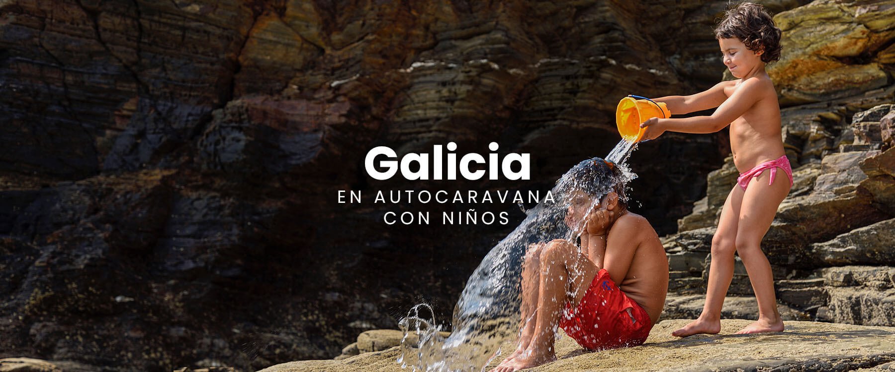 Autocaravana con familia disfrutando de la costa gallega en un día soleado.