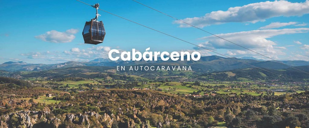 Autocaravana en Cabárceno con elefantes al fondo; ruta safari y naturaleza.