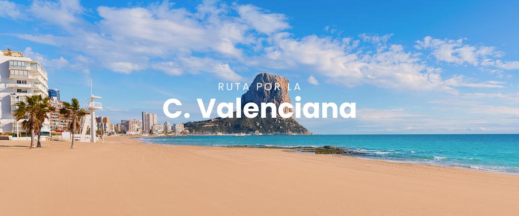 Autocaravana con vistas a la costa valenciana; mar Mediterráneo y cielo azul.