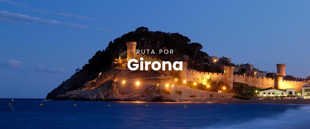 Autocaravana estacionada en la Costa Brava, Girona. Vacaciones de camping junto al mar.