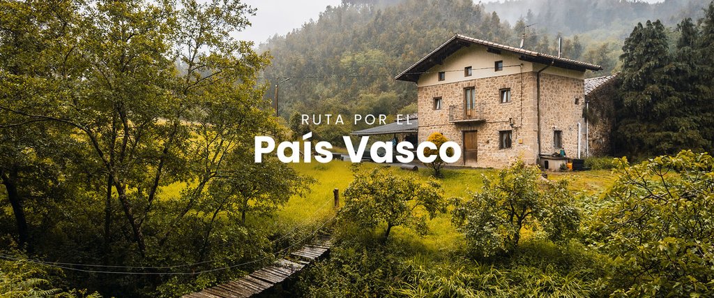 Autocaravana con vistas a la costa vasca; viaje por carretera y camping en País Vasco.