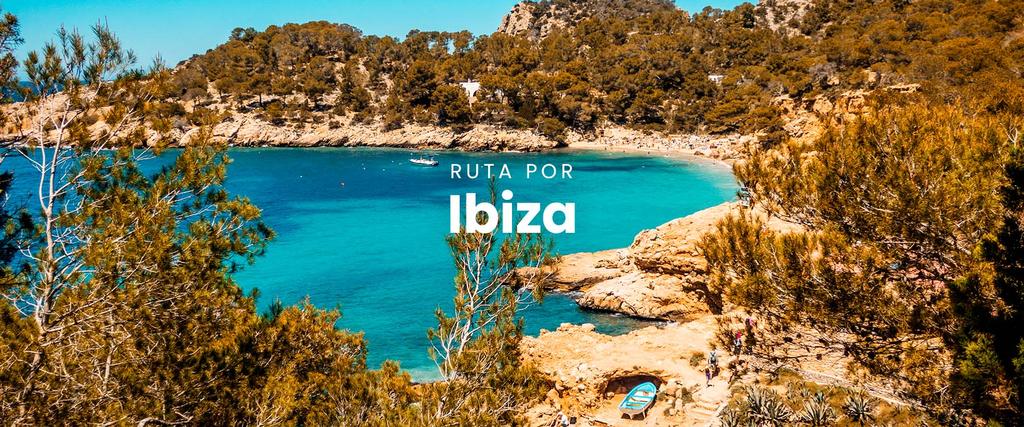 Autocaravana estacionada en Ibiza con vistas al mar turquesa. Viaje y libertad en la isla.