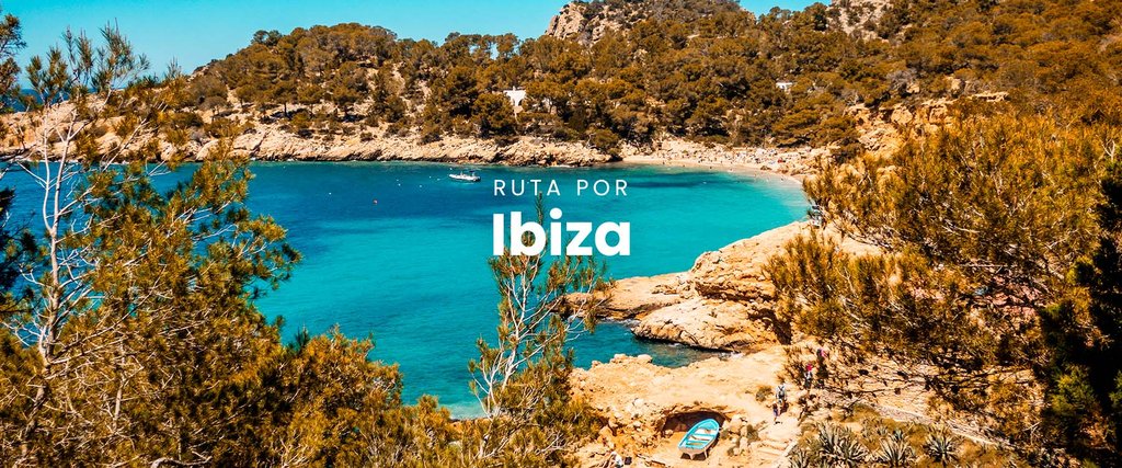 Autocaravana estacionada en Ibiza con vistas al mar turquesa. Viaje y libertad en la isla.