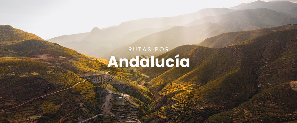 Autocaravana en la costa andaluza. Vacaciones y viaje por carretera en Andalucía.