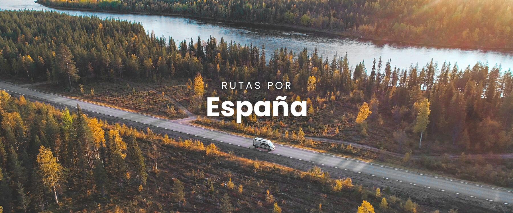 Autocaravana en costa rocosa española al atardecer. Vacaciones y aventura en camper por España.