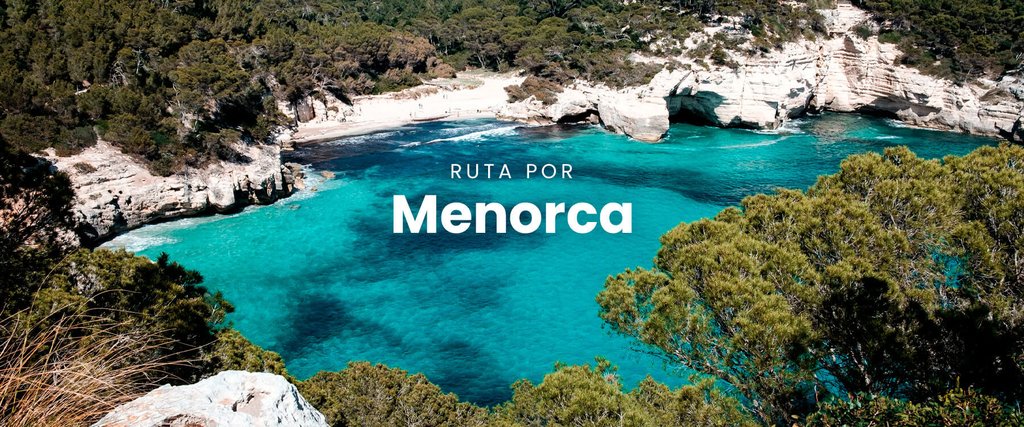 Autocaravana estacionada en Menorca con vistas al mar. Vacaciones y ruta por la isla.