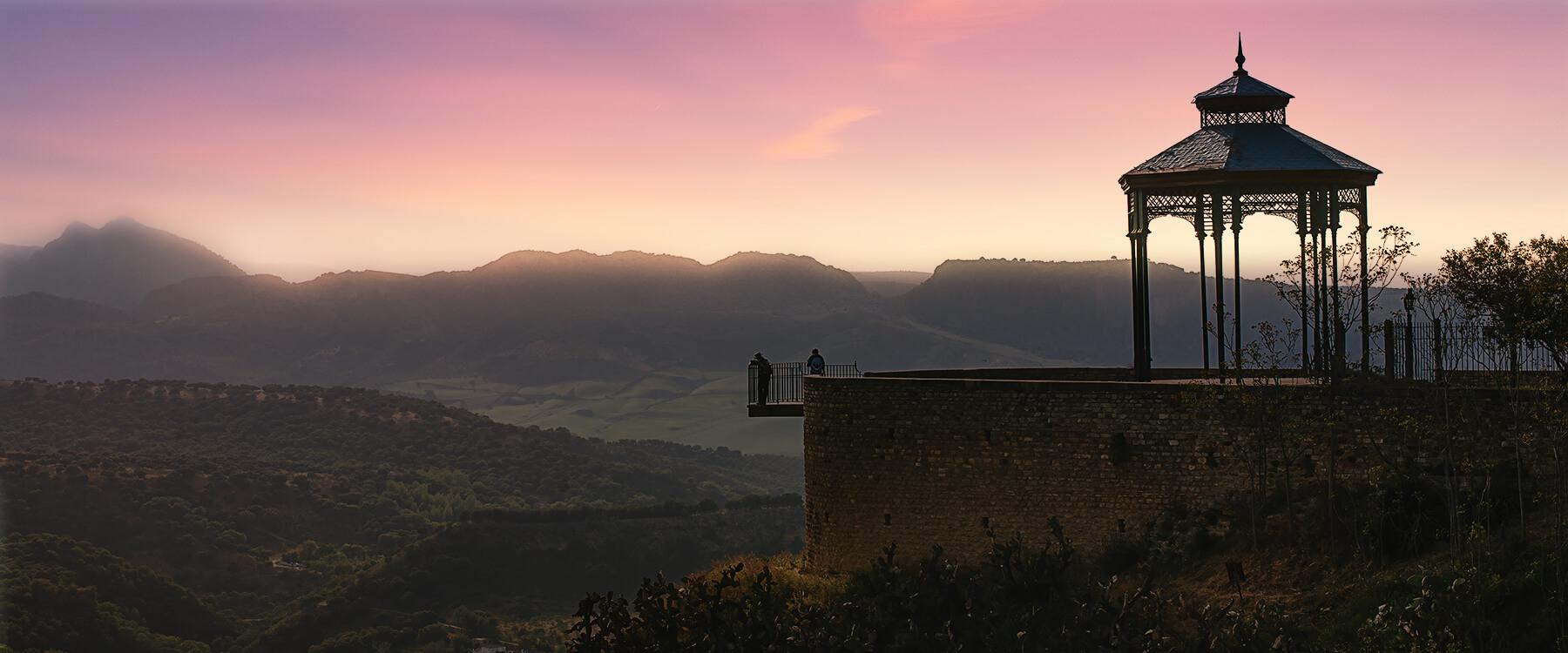 Autocaravana en carretera con vistas a montañas, representando viaje y aventura en España.