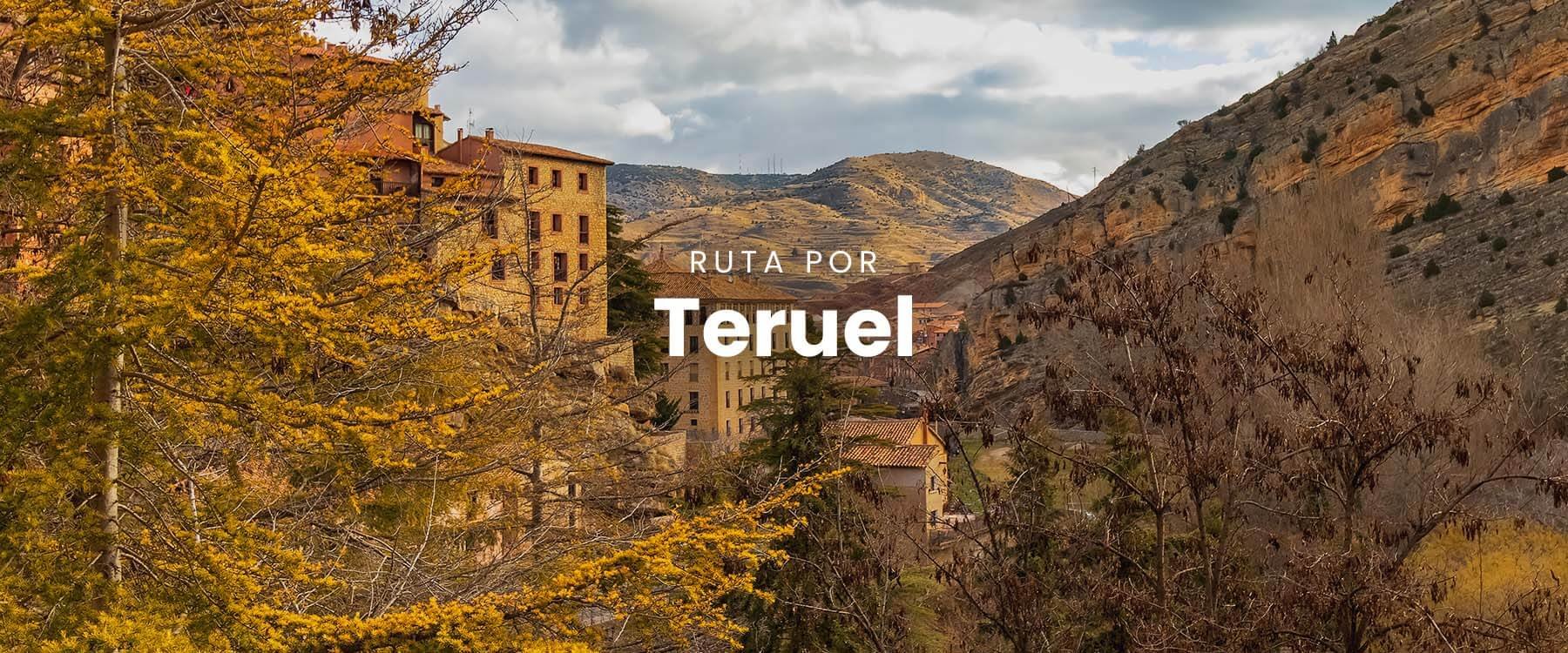 Autocaravana en Teruel con vista panorámica de la ciudad y montañas. Viaje y camping en carretera.