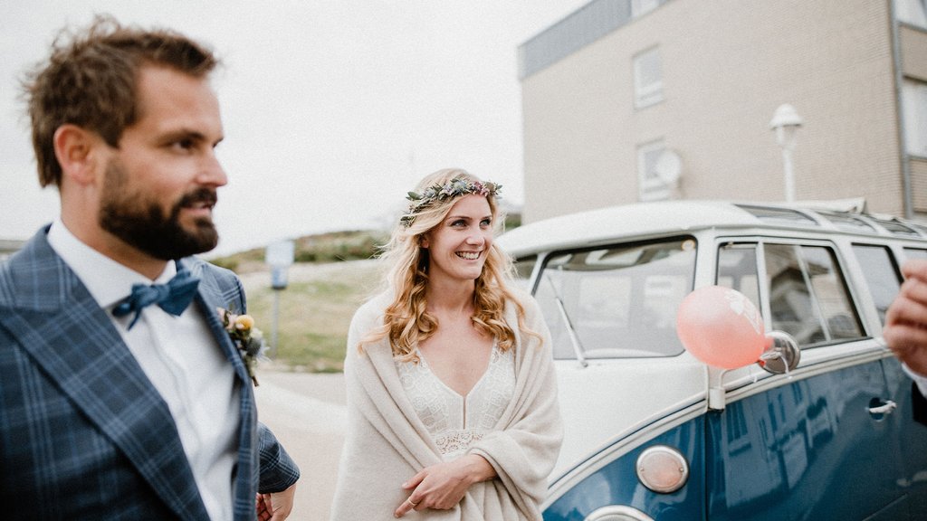 Mit dem Bulli an den Strand – Die Hochzeit von Lena und Carsten - PaulCamper Magazin