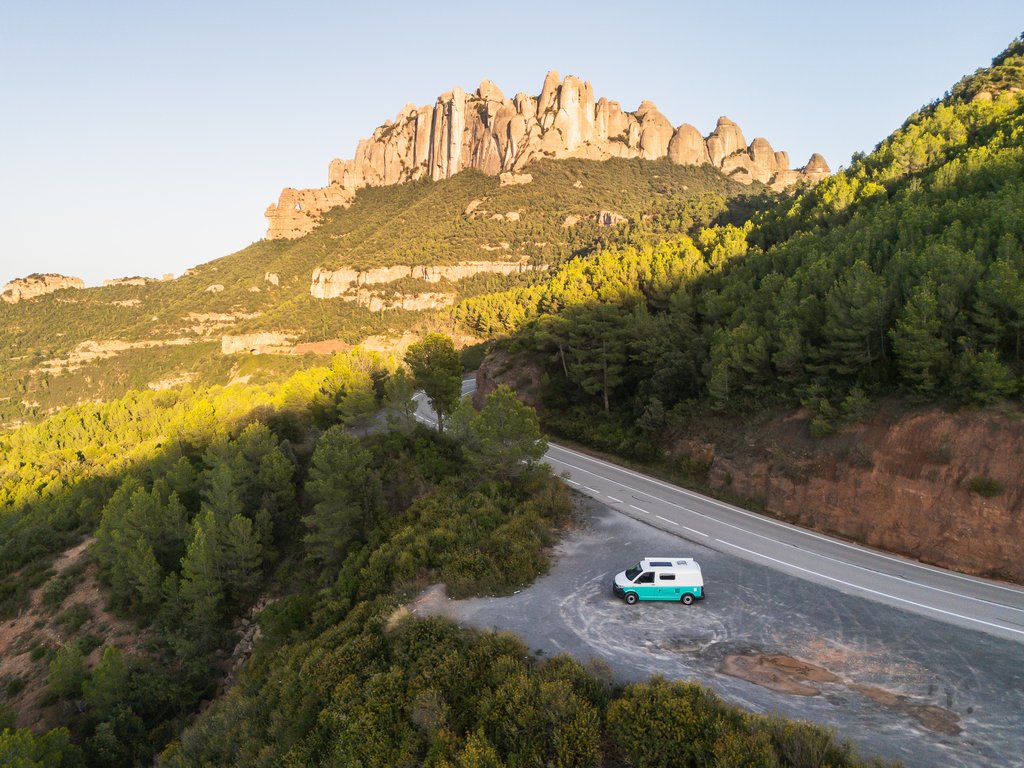 Autocaravana blanca estacionada en la naturaleza con cielo azul. Viajar y ganar dinero.