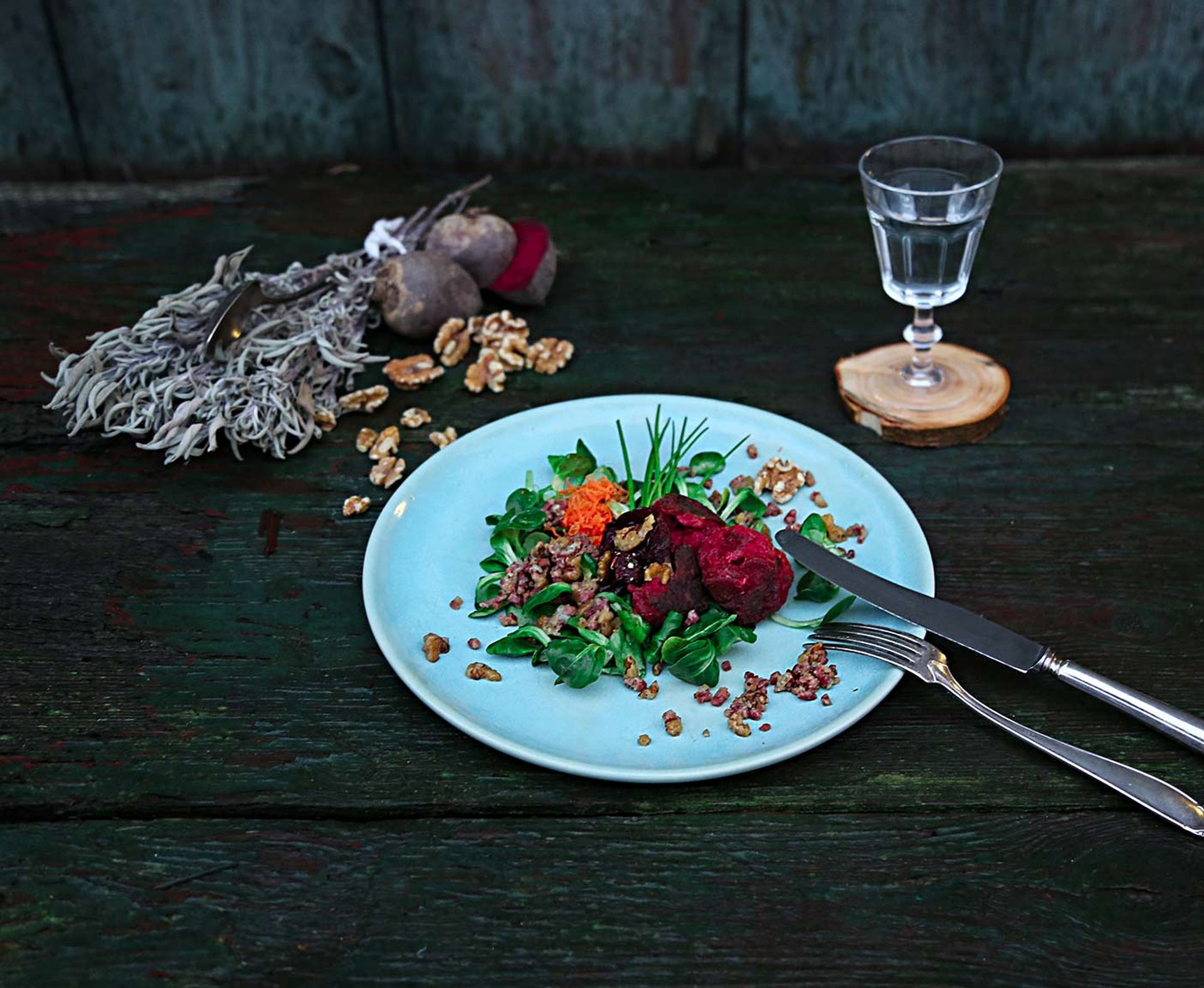 Salat Besteck Glas und Dekoration Rote Beete Kloesschen