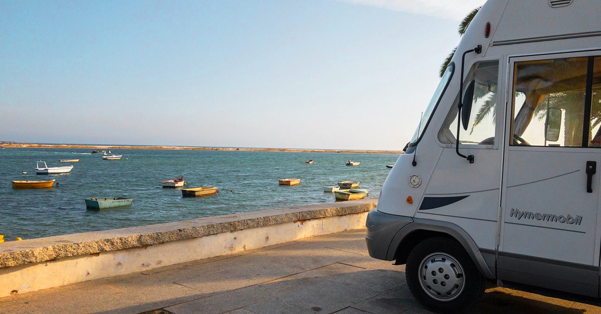 Autocaravana estacionada en la naturaleza; aventura y libertad en carretera.