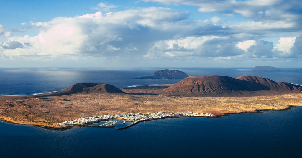 Autocaravana en ferry con vistas a Tenerife. Viajar y acampar en Canarias.