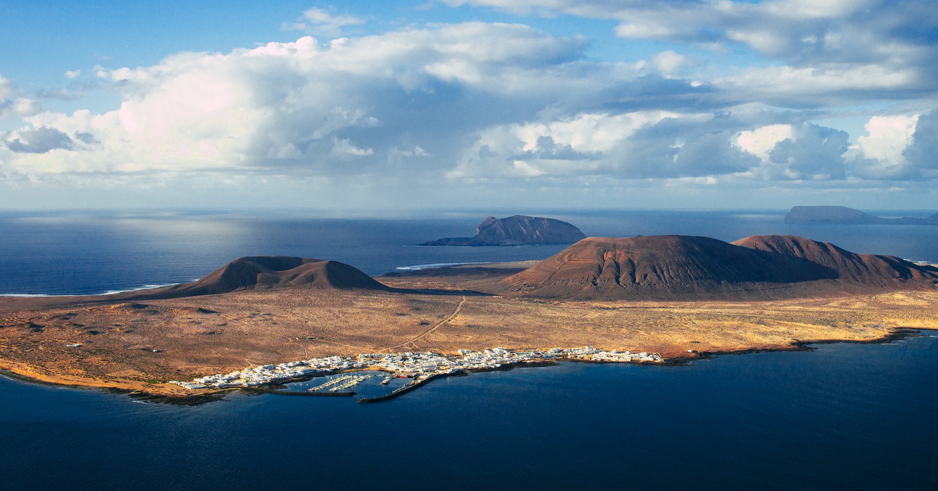 Autocaravana en ferry con vistas a Tenerife. Viajar y acampar en Canarias.