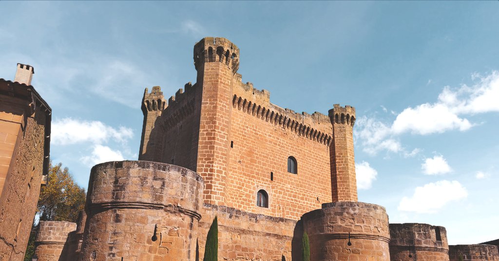 Sajazarra, uno de los pueblos más bonitos de La Rioja, con casas de piedra y cielo azul.