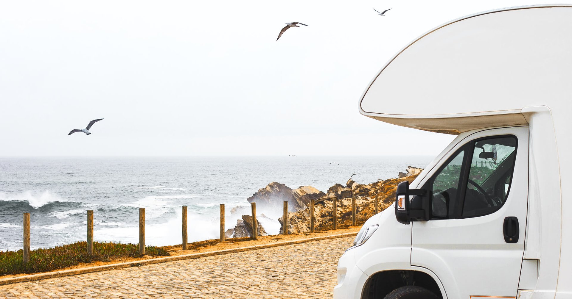 Autocaravana estacionada en la naturaleza con familia disfrutando de las vacaciones.
