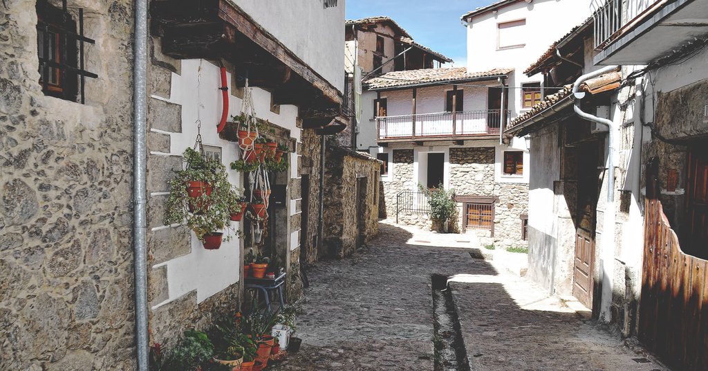 Candelario nevado, pueblo salmantino entre montañas. Arquitectura tradicional bajo la nieve.