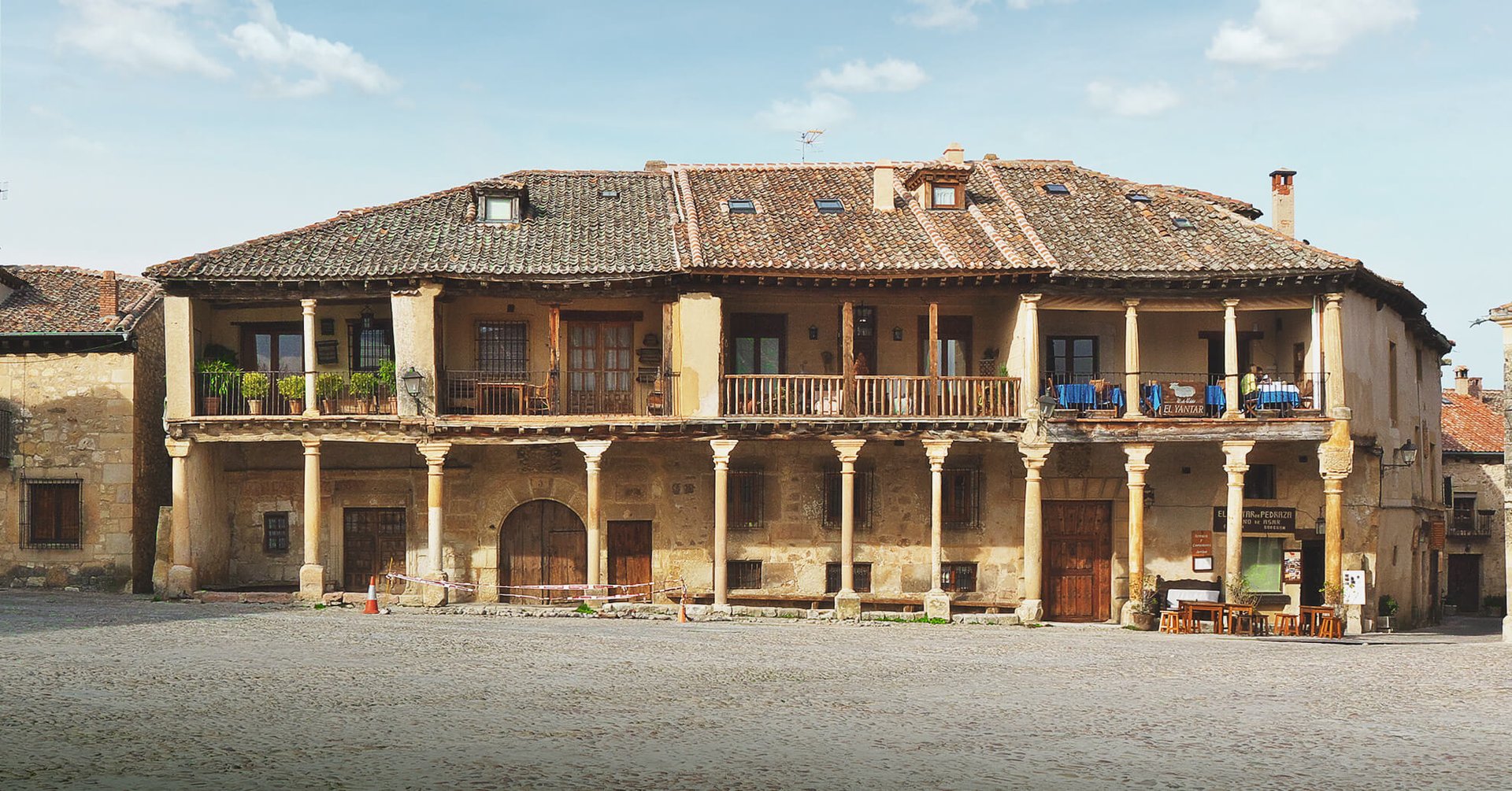 Vista pintoresca de Pedraza, pueblo medieval empedrado en Segovia. Arquitectura histórica bien conservada.