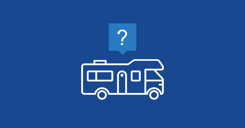 Autocaravana moderna estacionada en camping arbolado con familia disfrutando del aire libre.