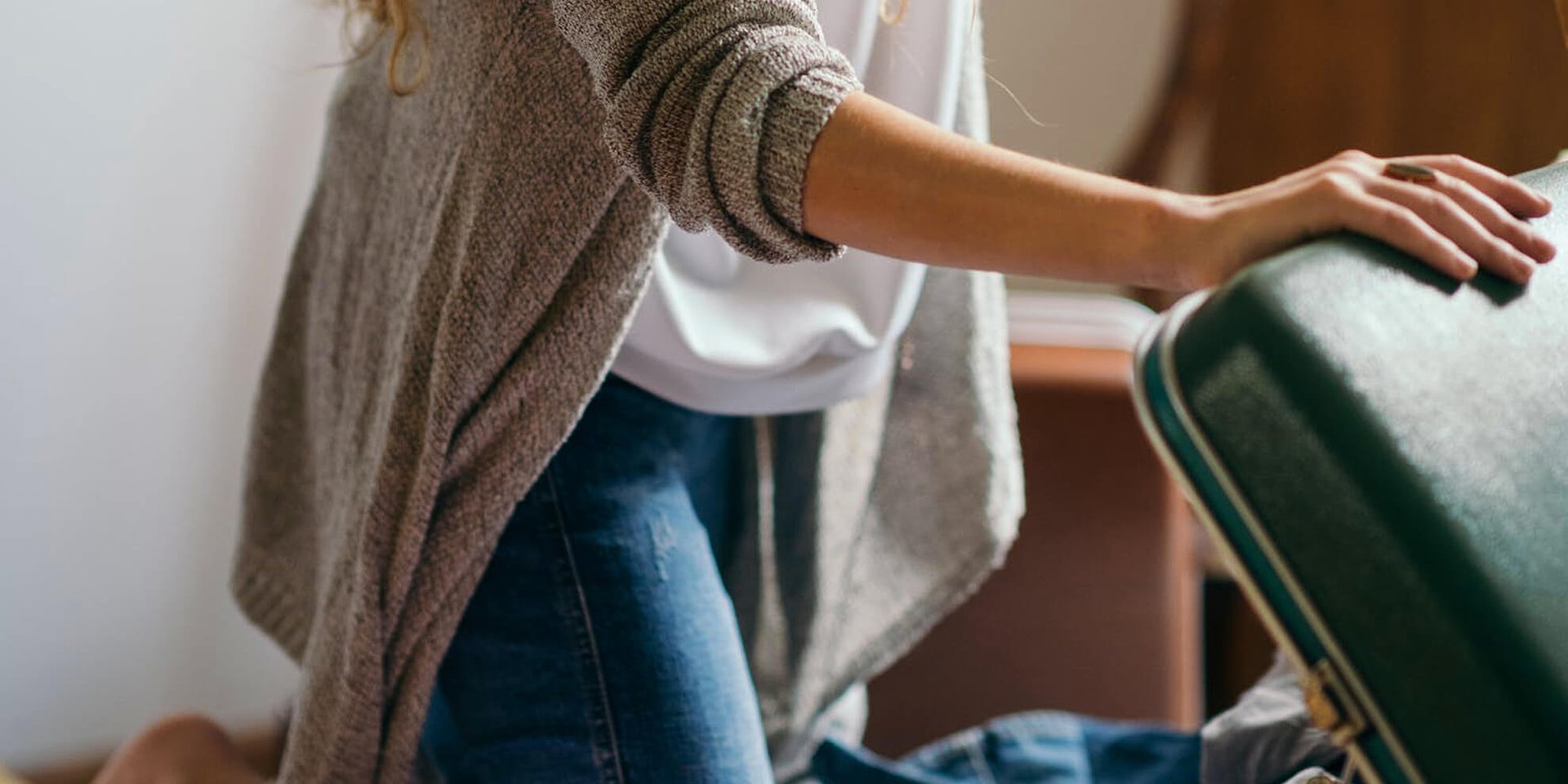 Autocaravana estacionada en la naturaleza con mesa y sillas de camping desplegadas.
