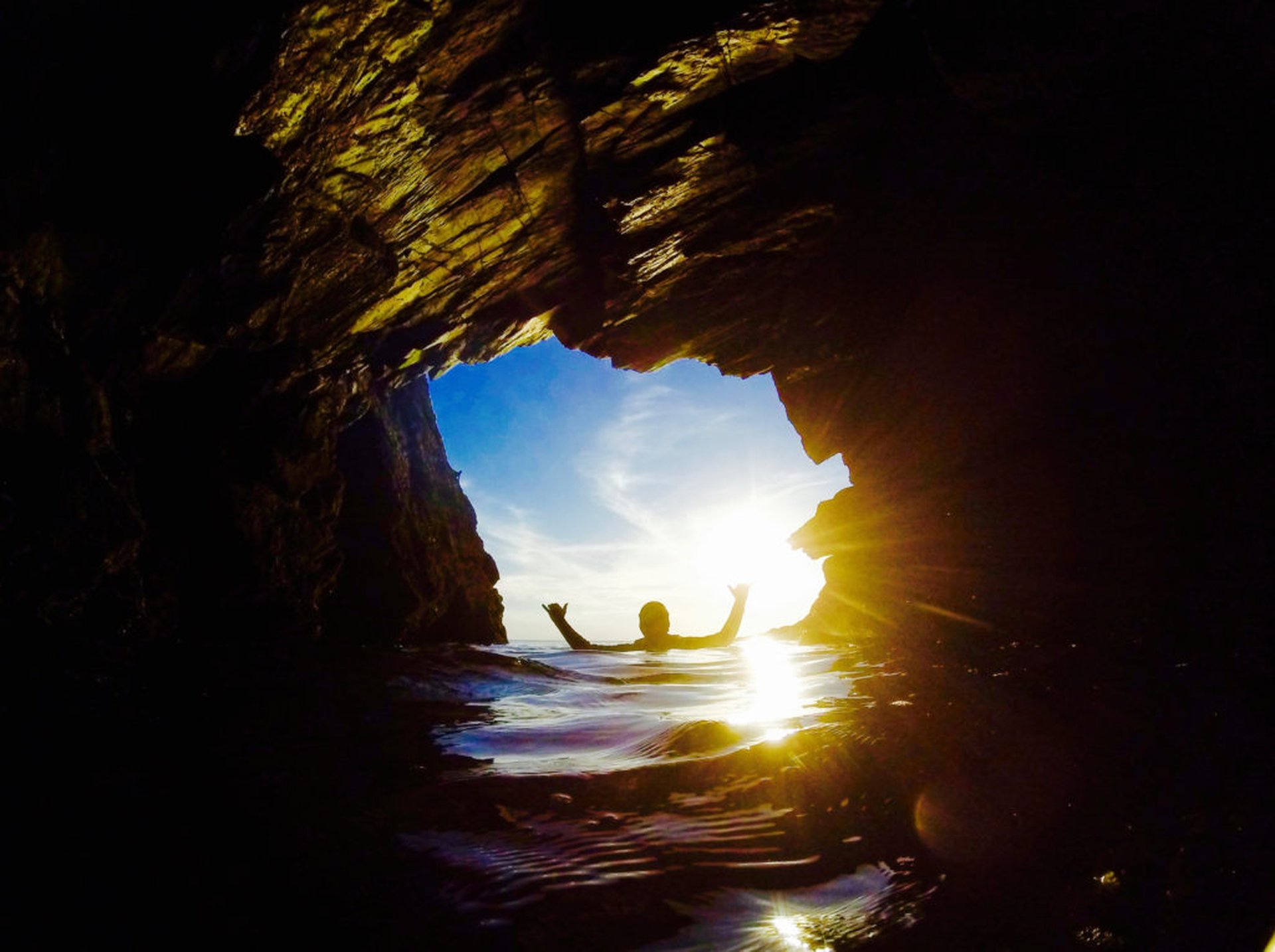 Coasteering in Cornwall aus der Höhle