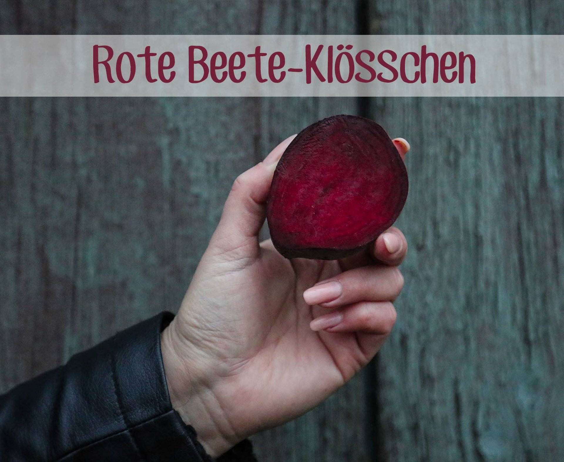 Maedchen haelt Rote Beete in der Hand