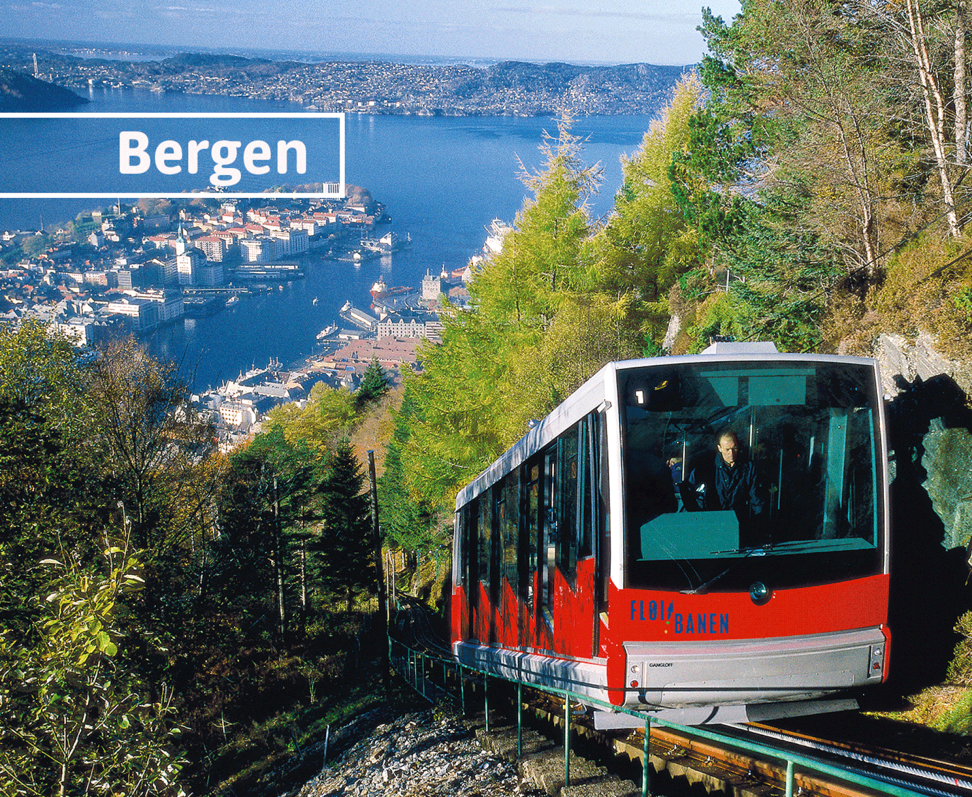 Bahn auf einem Berg, unten ein Fjord und Hafen