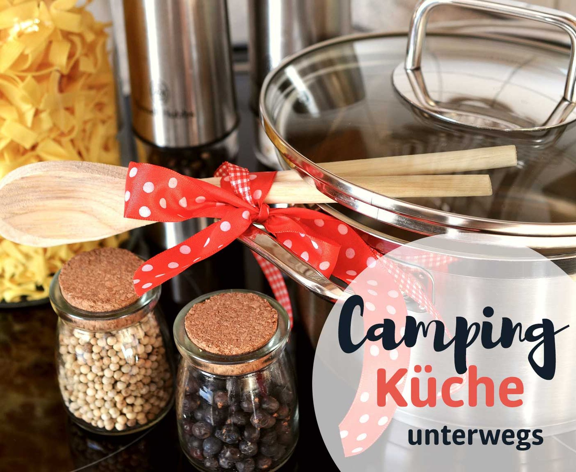 Kochtopf, Gewürze in Gläsern, Kochlöffel, Pasta im Glas, Pfeffermühle, Packliste Camping mit PaulCamper