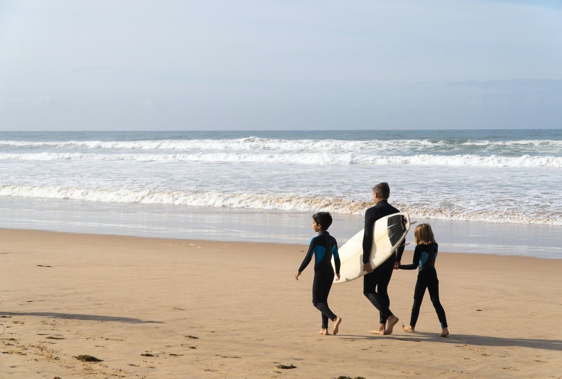 Familie am Strand beim Surfen