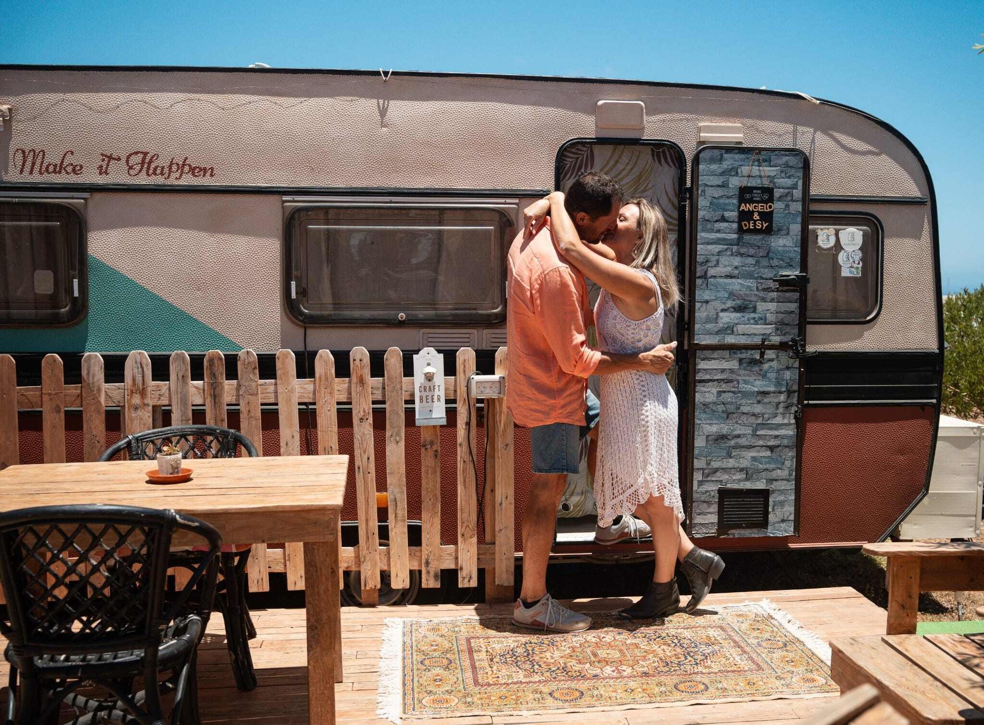 Pareja en furgoneta camper disfrutando de las vistas de Tenerife, Islas Canarias.