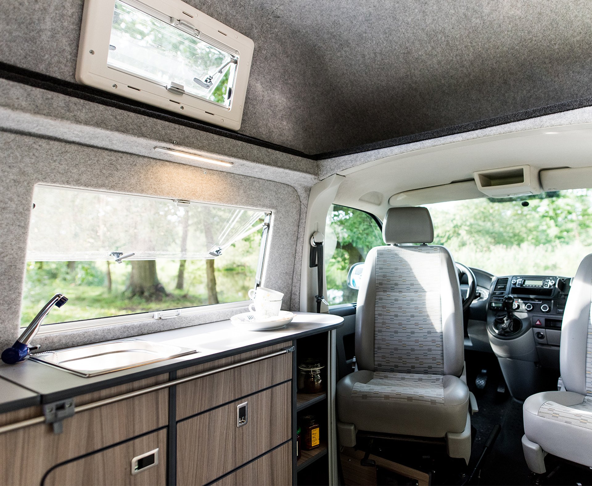 Innenleben Camper, Fenster, Kochnische, Kocher, Sitze