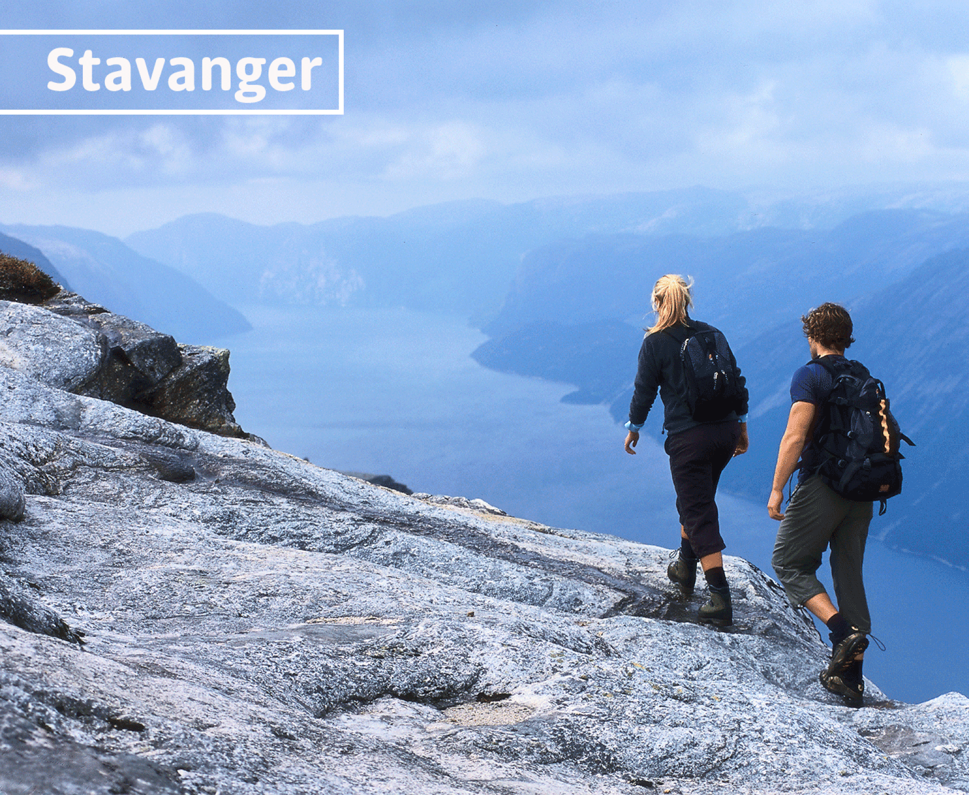 zwei Wanderer in den Bergen im Fjord in Norwegen