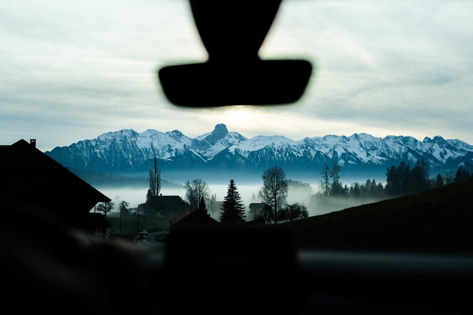 Ausblick vom Camper aus auf Schneeberge beim Wintercamping in der Schweiz