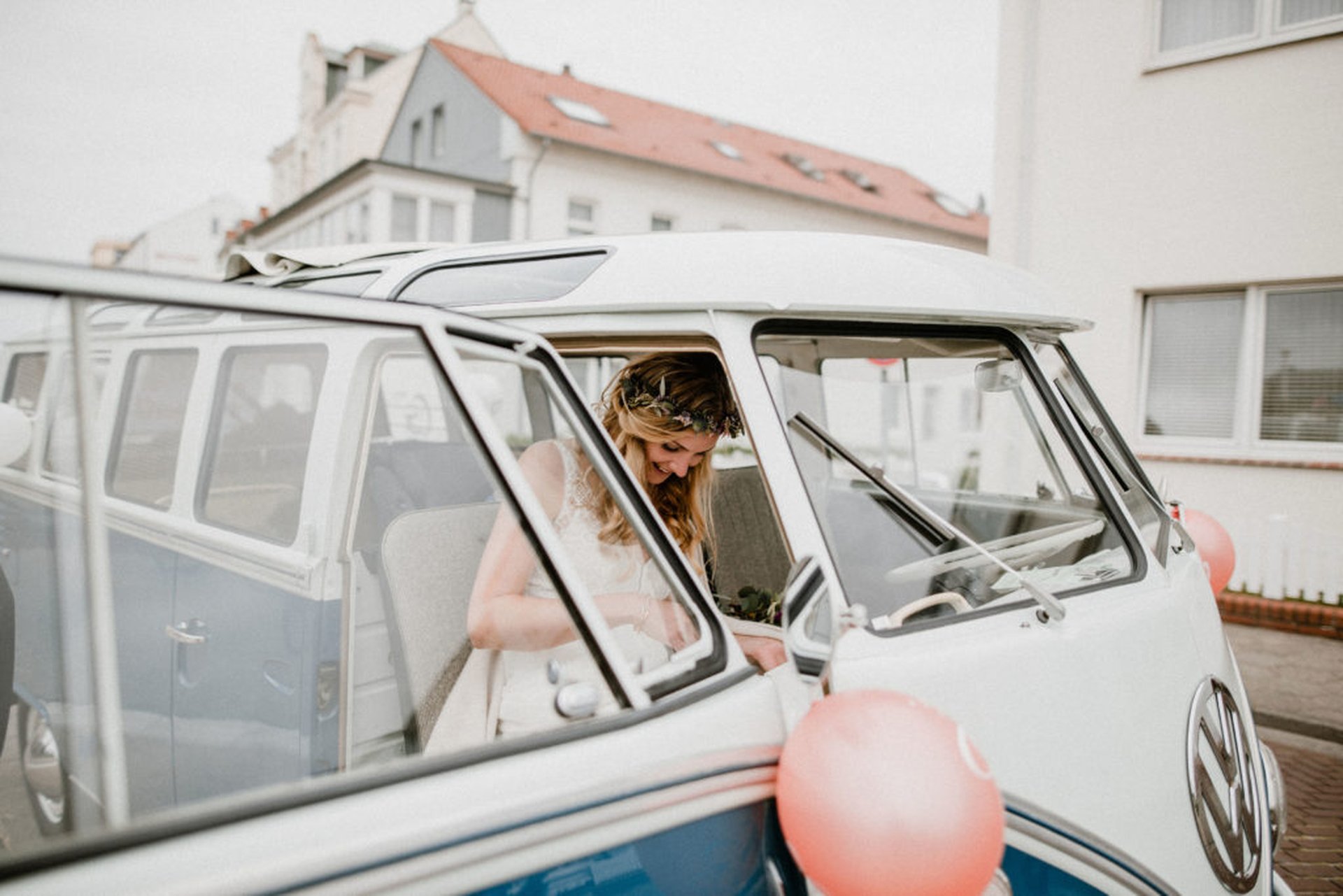 Bulli Hochzeit Frau im weißen Kleid