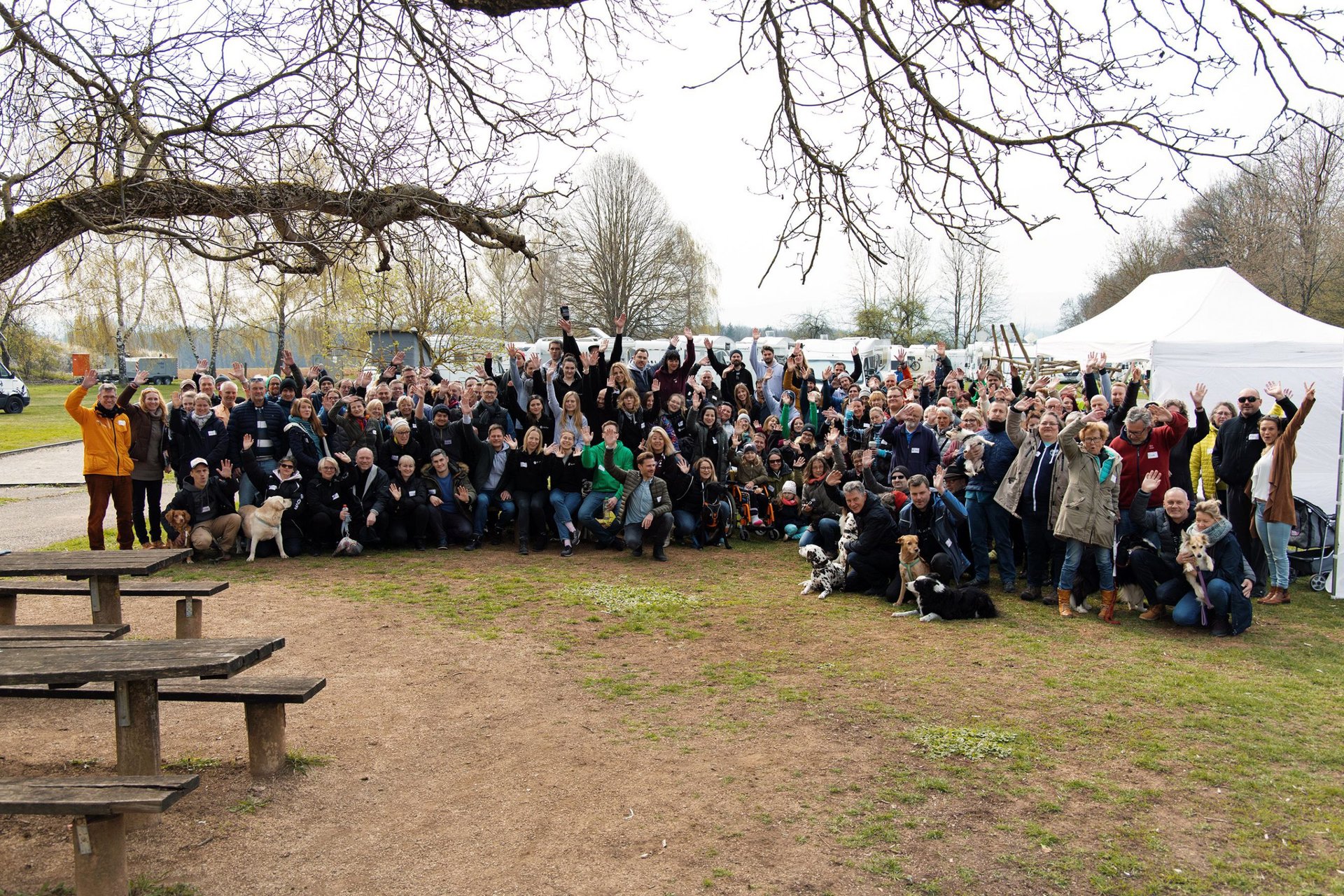 PaulsCamp in Ellwangen:  Sonnige Stimmung, glückliche Camper & Wohnmobile am Stellplatz.  Urlaubsfeeling pur!