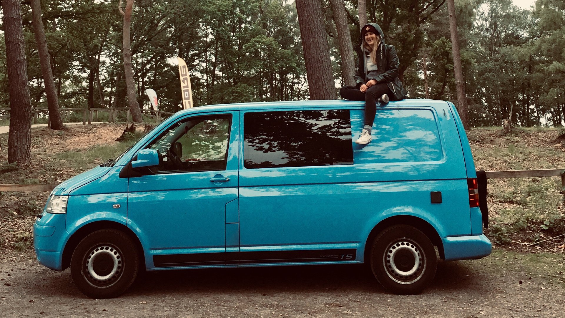 Julia baut ihren himmelblauen VW T5 Bulli "Nelson" zum Camper aus.  Reisemobil-Ausbau und Tipps.