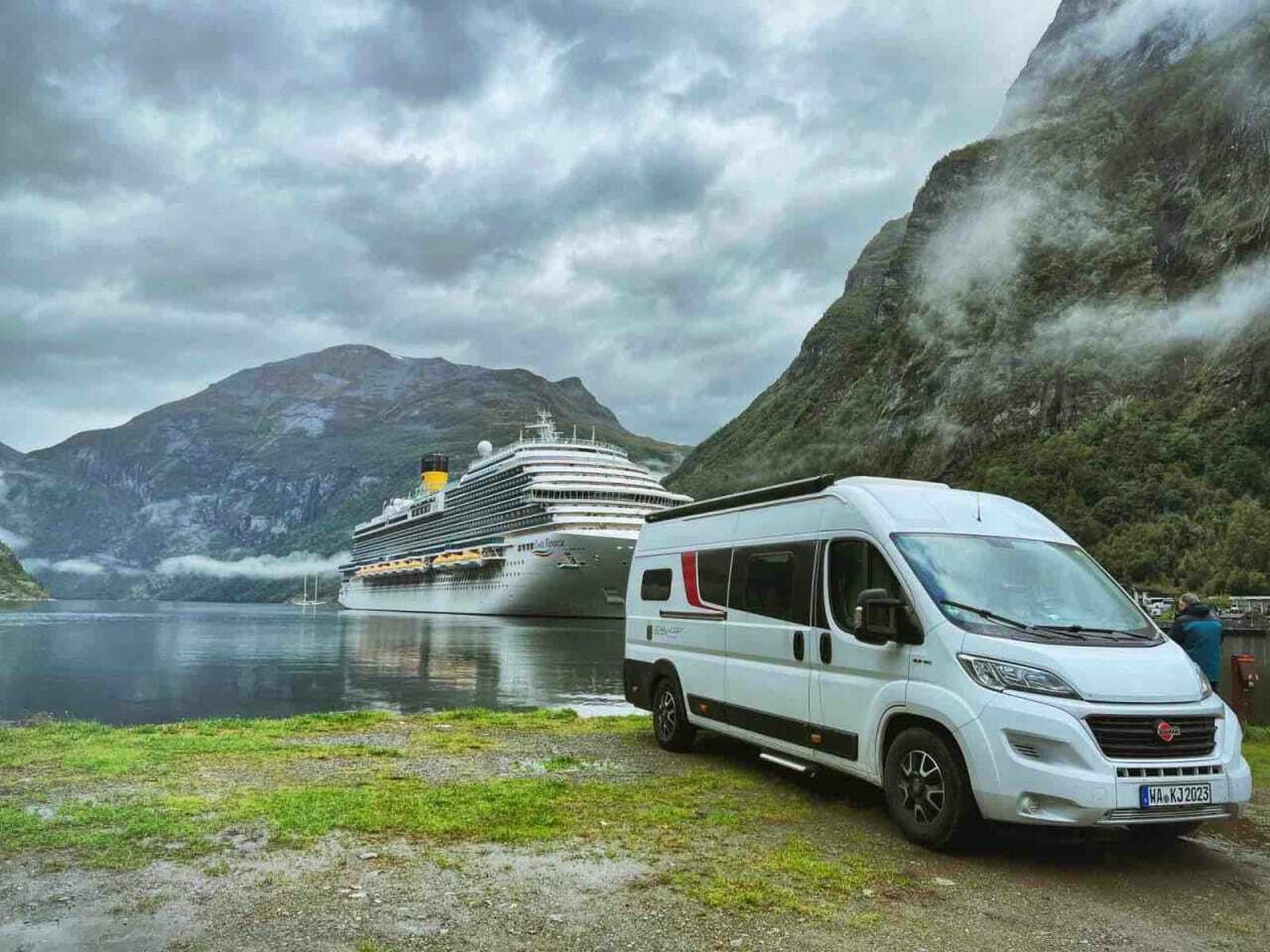 Jörg & Karin mit ihrem Camper "Erwin" auf Reiseabenteuer.