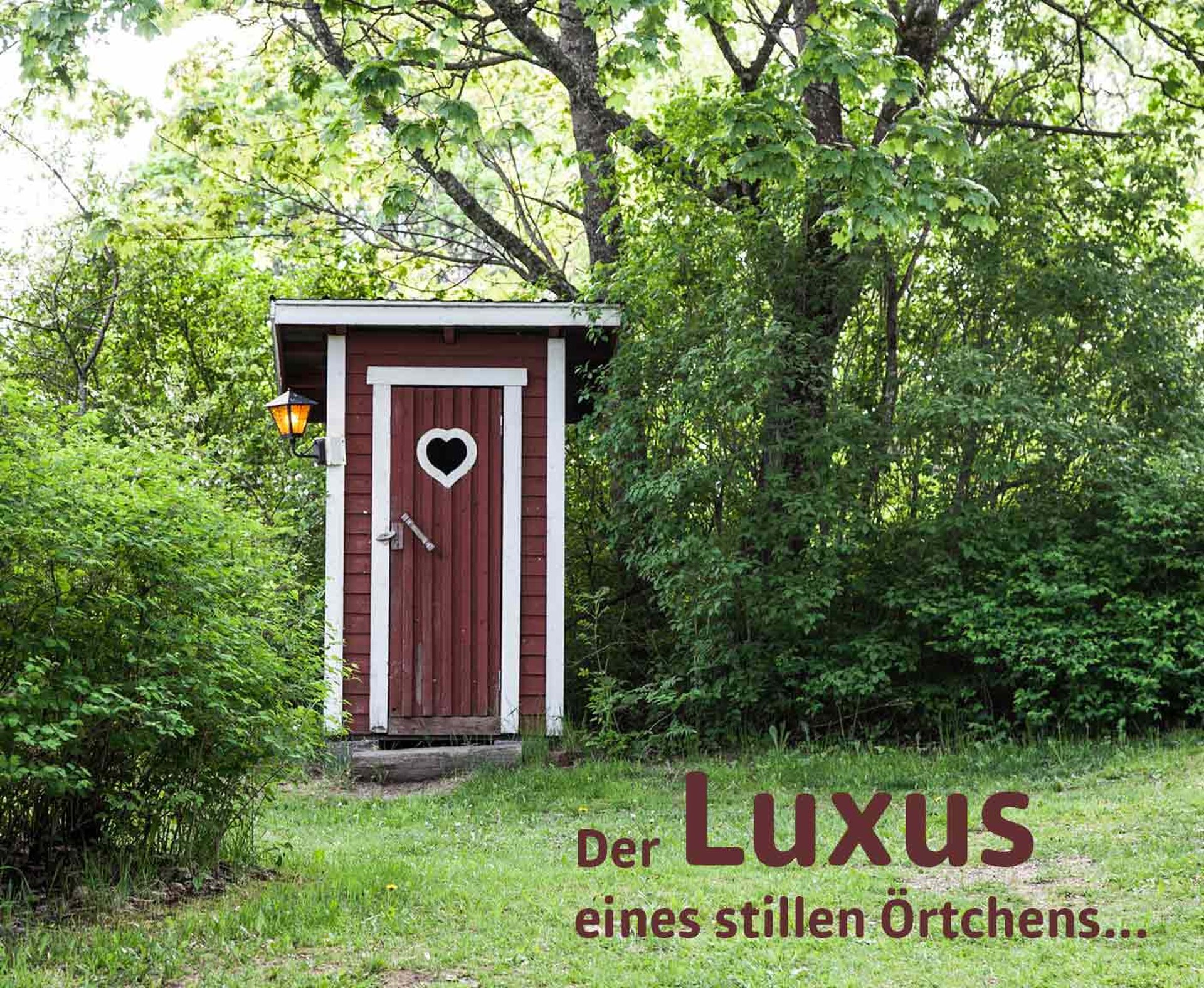 Toilettenhaus aus Holz mit Herz und Laterne im Grünen in der Natur, Der Luxus eines stillen Örtchens, Campingtoilette PaulCamper