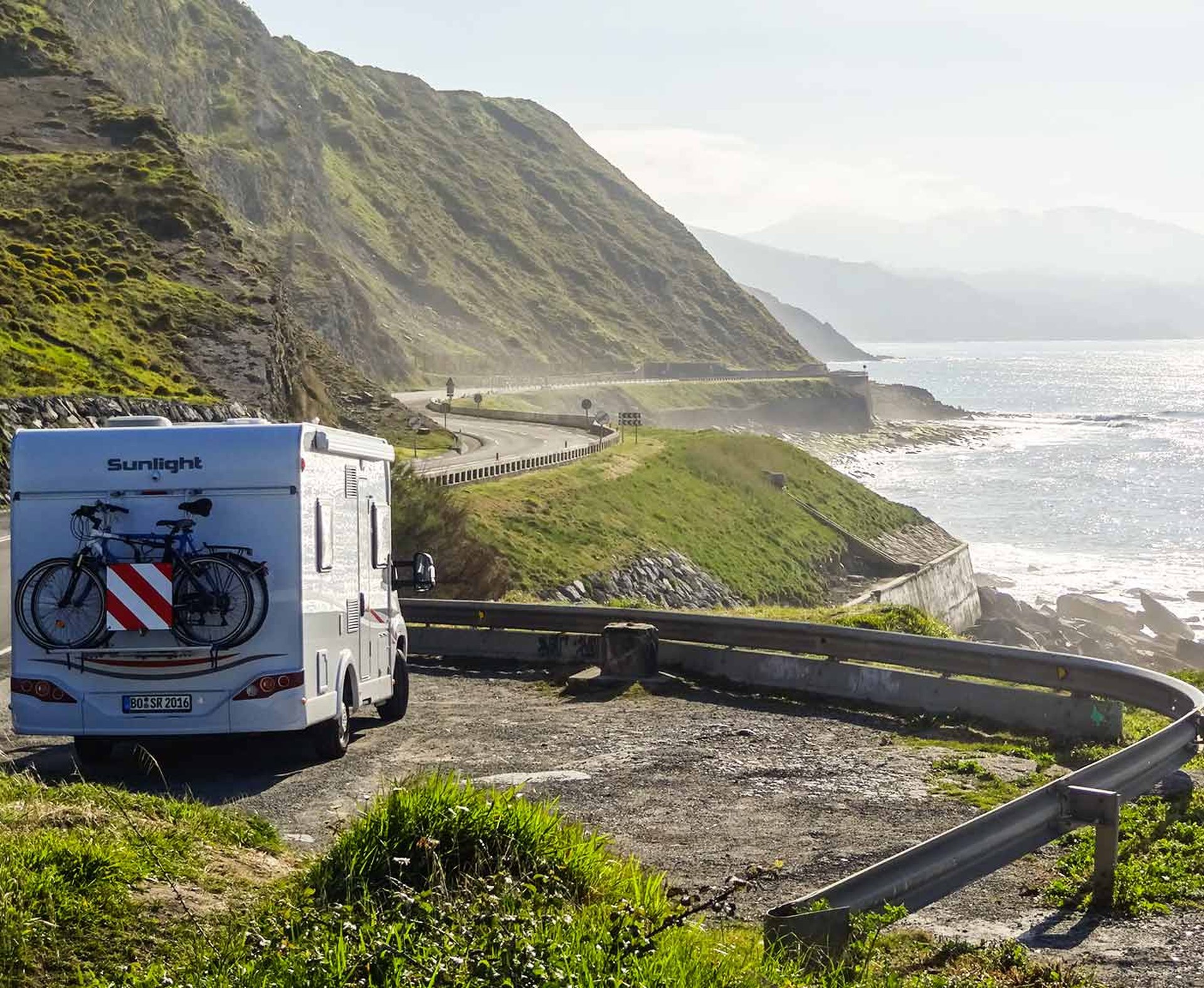 Wohnmobil steht an einer Küstenstraße, Wohnmobil vermieten bei PaulCamper