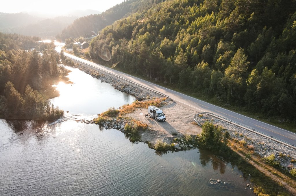 Abenteuerlustige beim Wildcampen: Zelt in malerischer Naturlandschaft für Deinen unvergesslichen Urlaub.