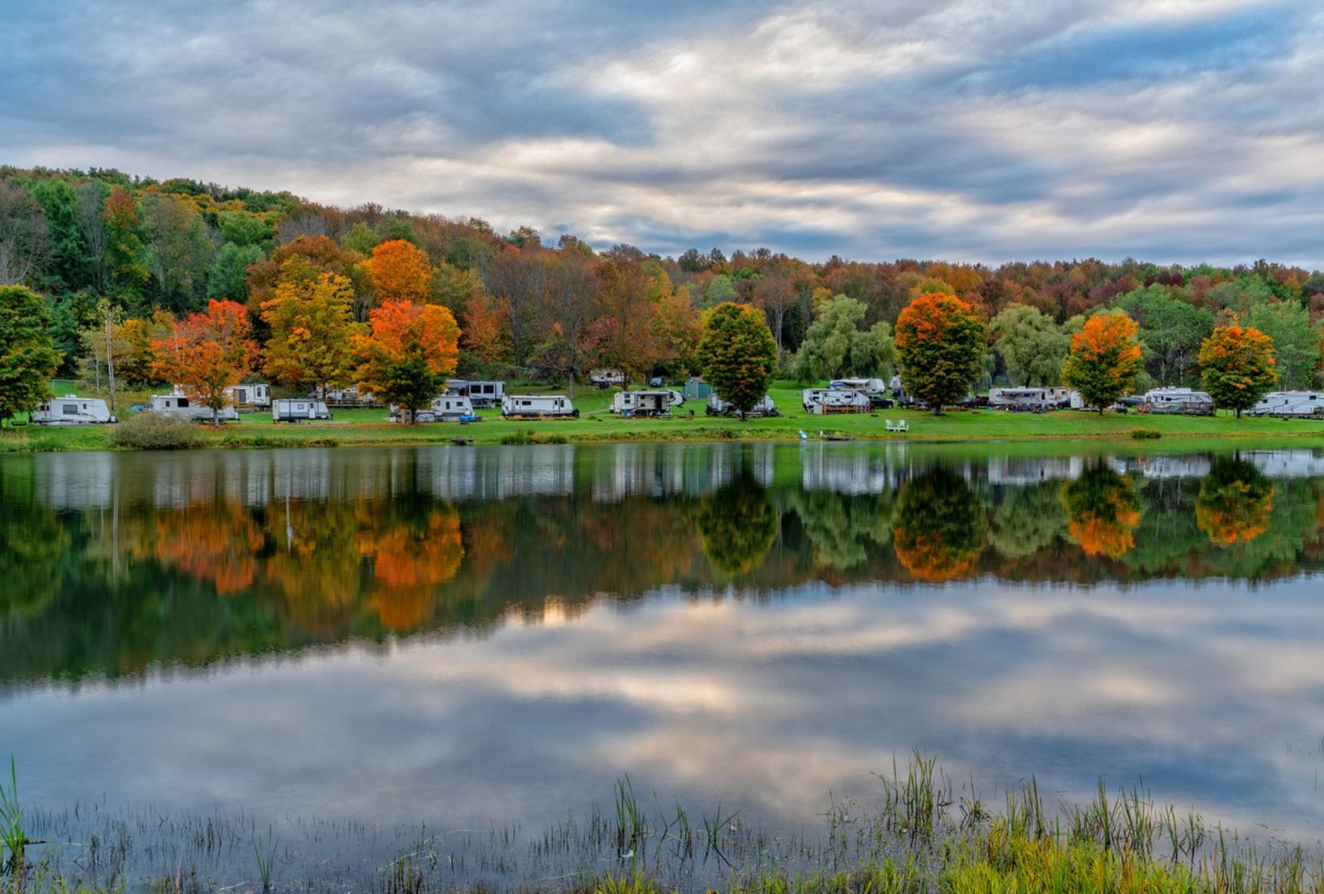 Wohnmobilstellplatz im Herbst direkt am See