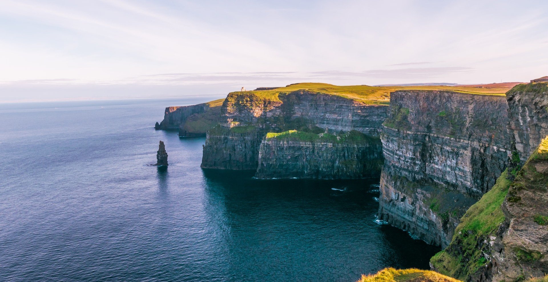 Wohnmobil-Urlaub in Irland:  Grüne Landschaft, Campingplatz und freie Natur.
