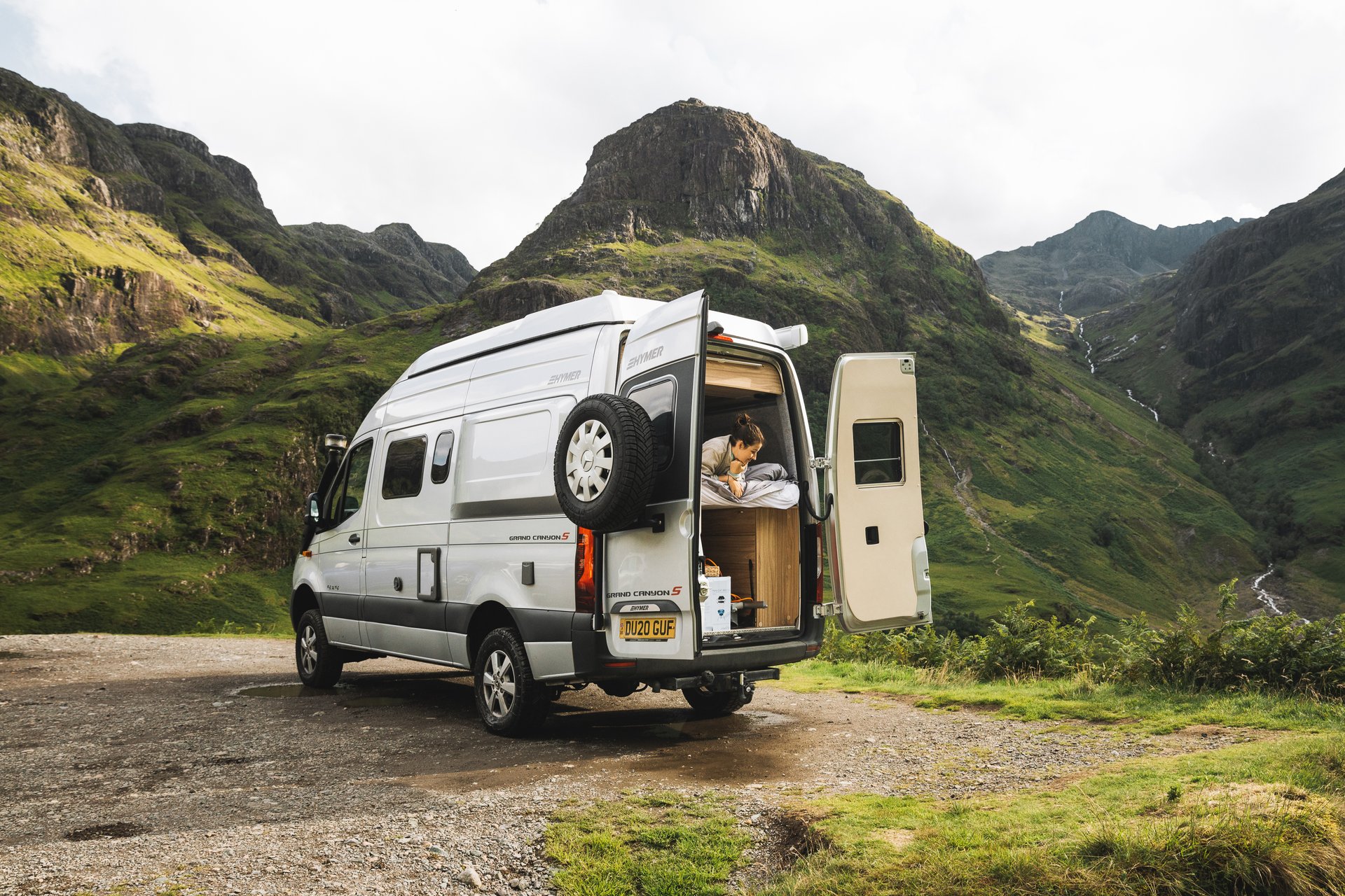 Autocaravana estacionada en camping al atardecer. Viajes, vacaciones y libertad.