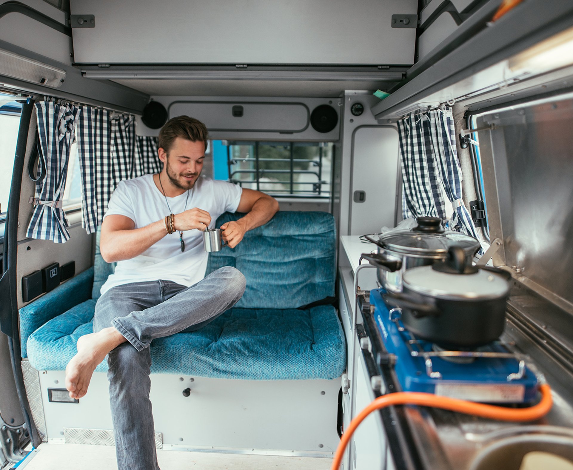Wohnmobil-Urlaub: Du genießt die Reise mit deinem Camper auf einem idyllischen Campingplatz.