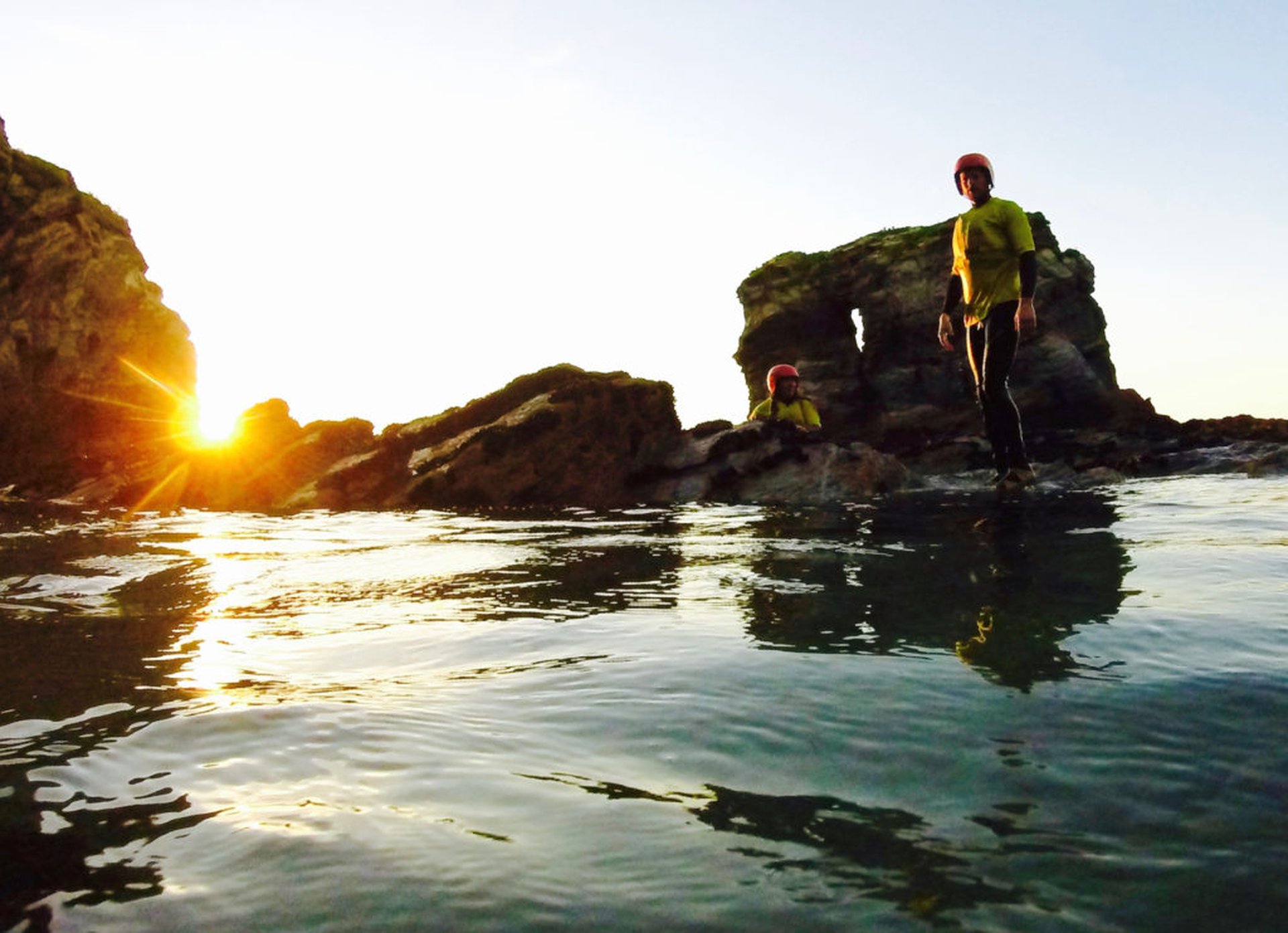 Coasteering in Cornwall an den Felsen