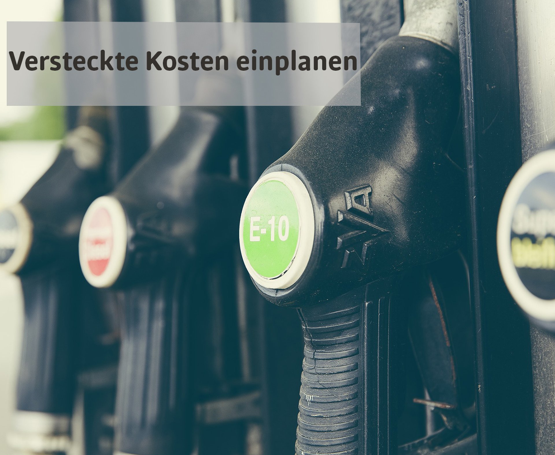 VW Bus mieten Schriftzug versteckte Kosten einplanen mit Tankstelle