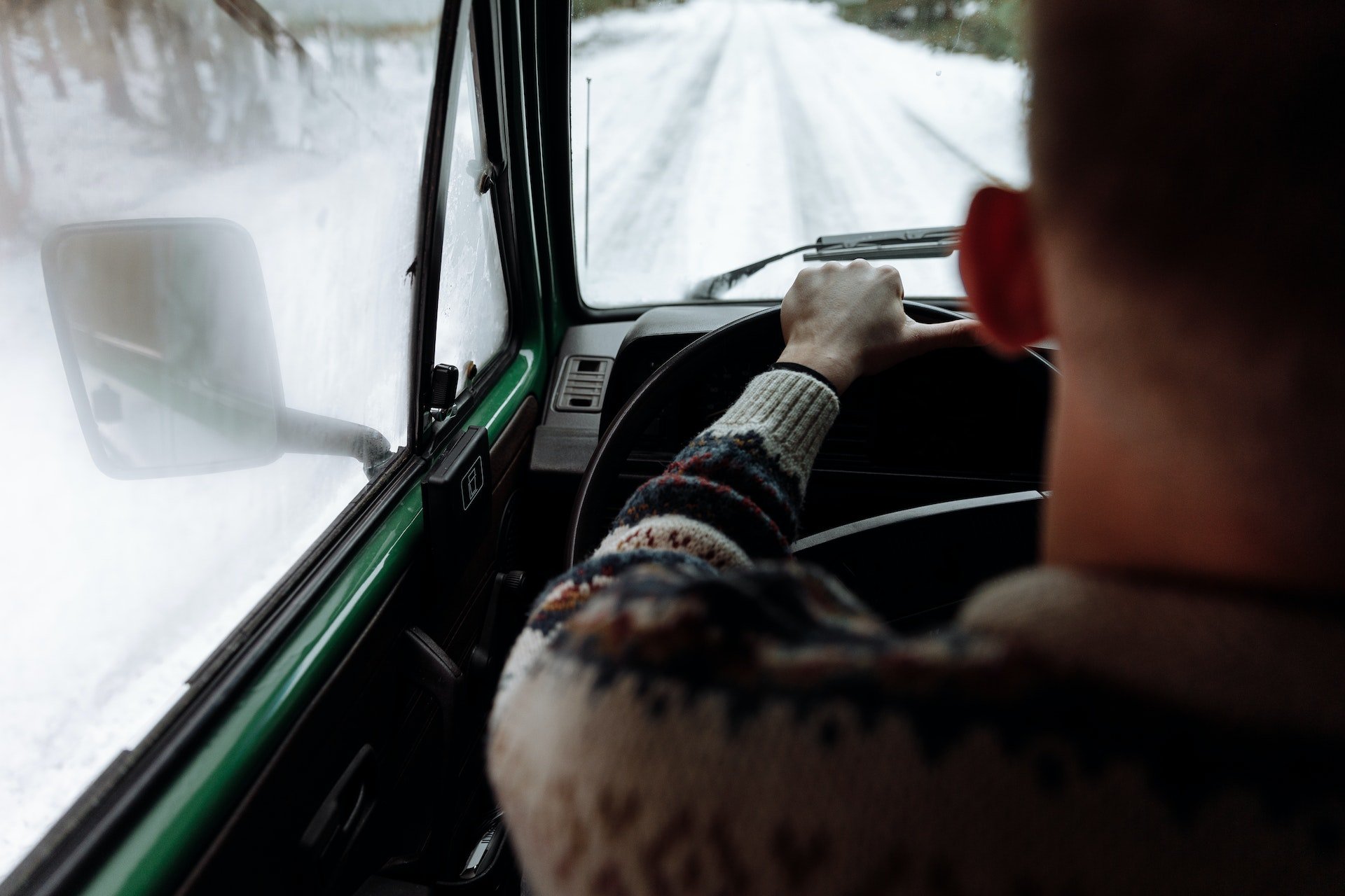 Mann fährt Camper durch den Schnee