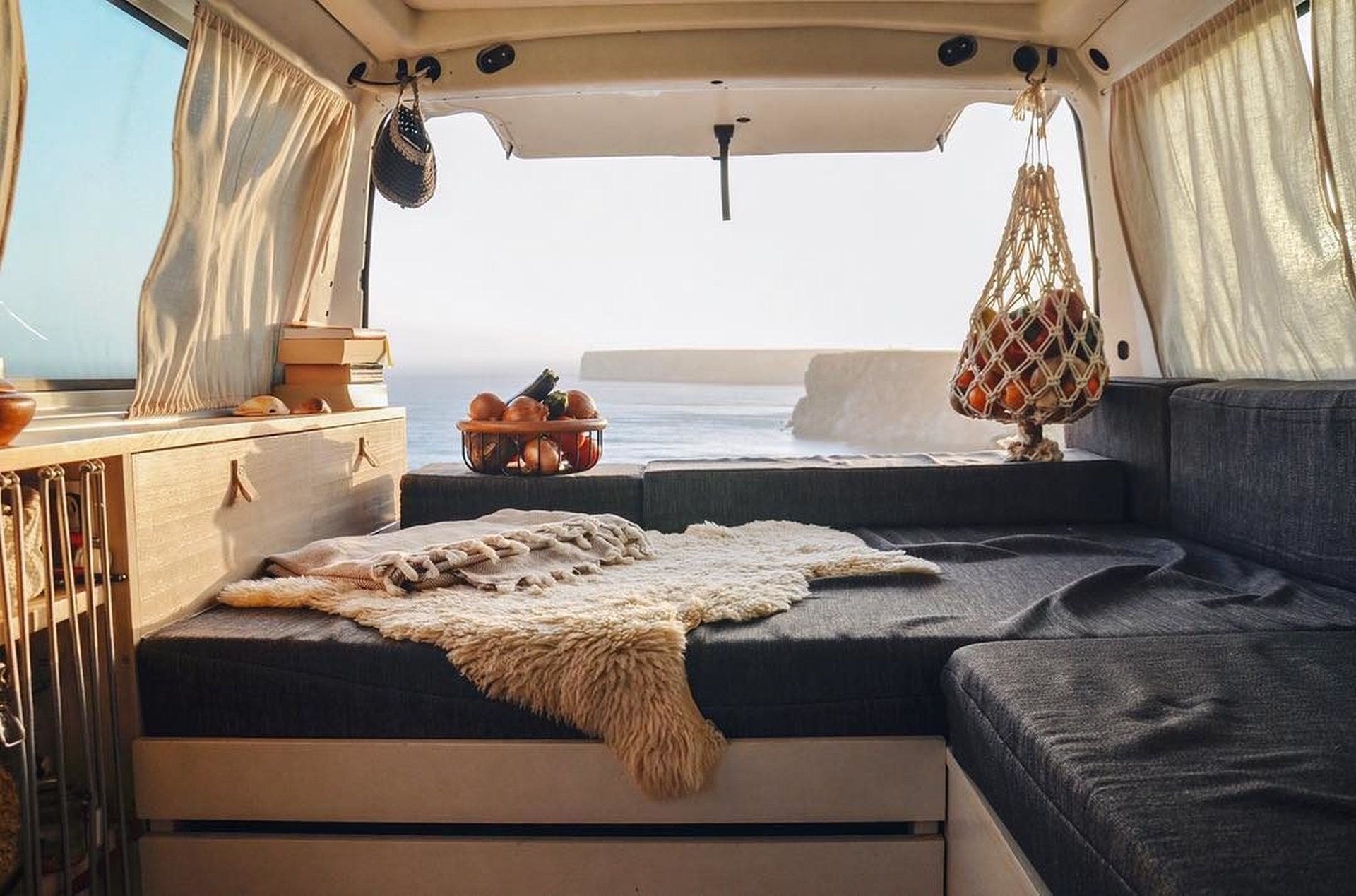 Wohnmobil auf sonnigem Stellplatz: Dein nächstes Campingabenteuer wartet schon auf Dich!