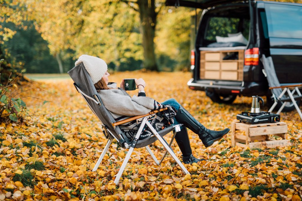 Idyllischer Herbst-Campingplatz: Wohnwagen,  goldene Blätter, Ruhe.