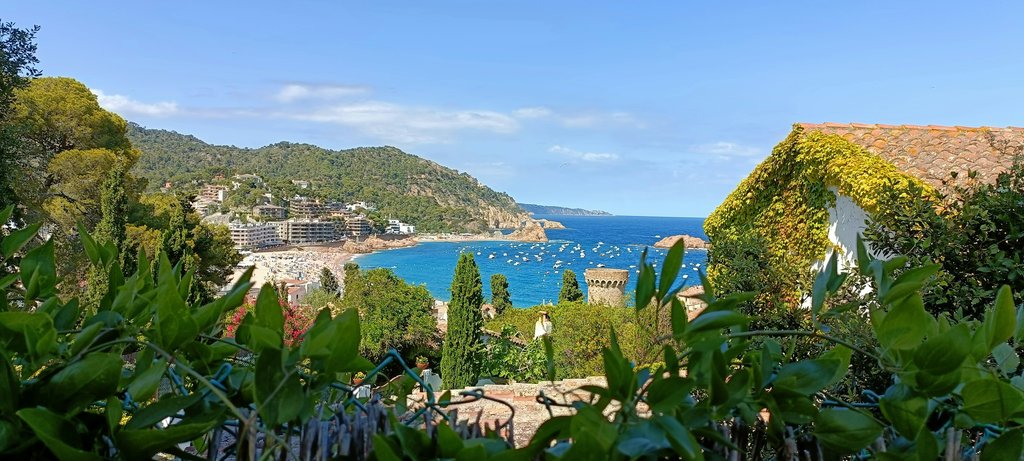 Autocaravana en Cataluña con vistas al Pirineo, ideal para escapada de fin de semana y camping.